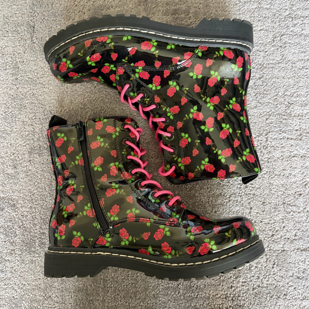 TORRID BETSEY JOHNSON Black Patent Leather Rose Print Combat Boots Size 9 NEW - Picture 5 of 11